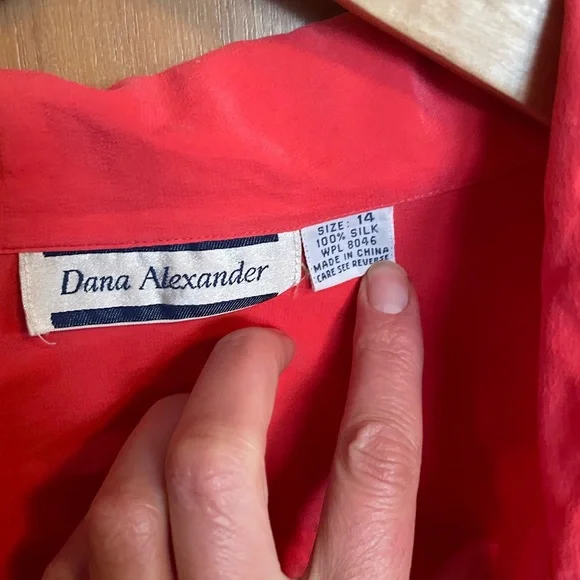 Dana Alexander Vtg 100% Silk Button Down Night Shirt Size S/M - Picture 3 of 3
